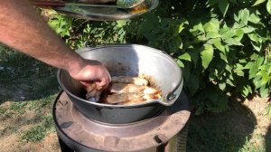 Готовим деликатес за копейки. Свиные ножки в казане