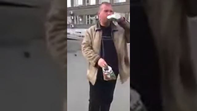 Чел типо пьет feri и ест кошачий корм)))) смотреть онлайн