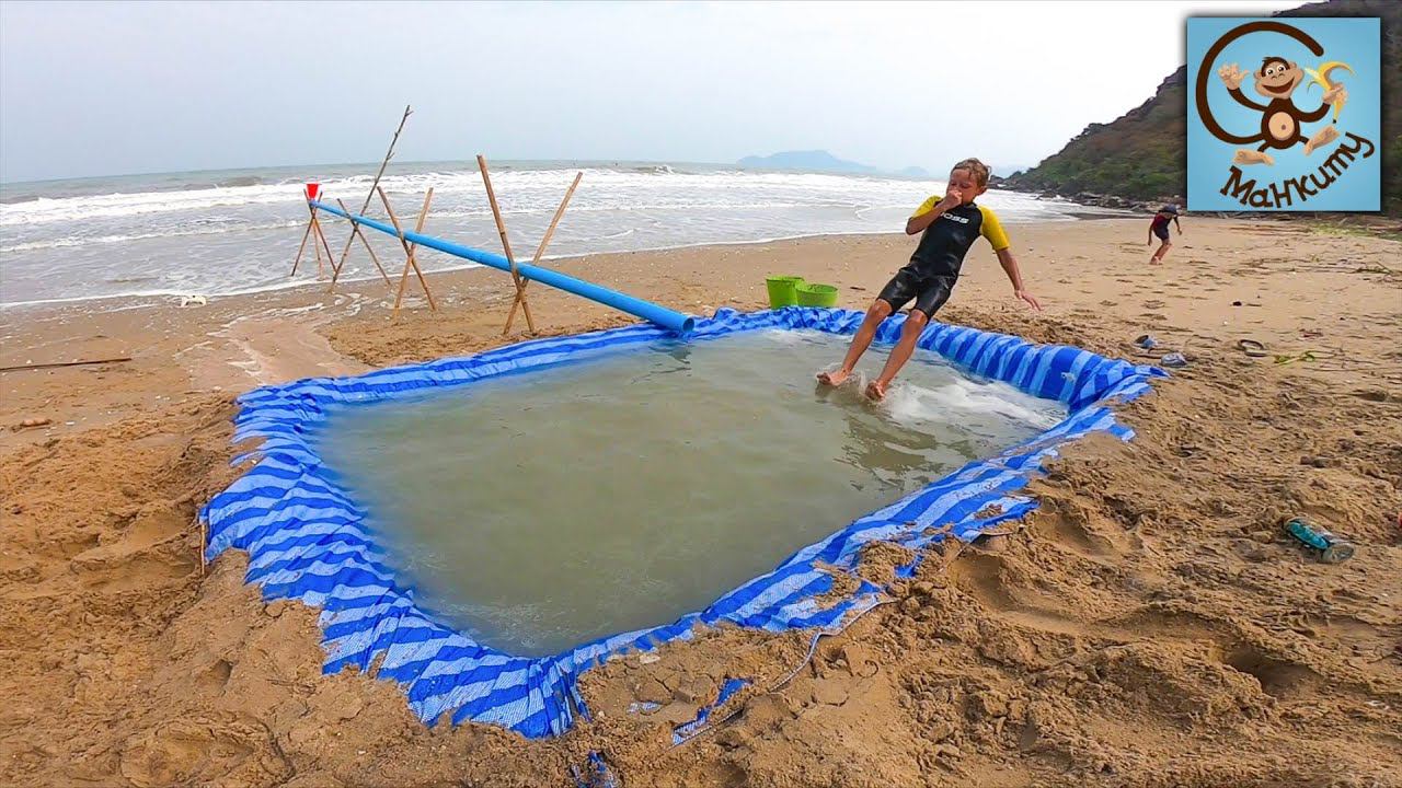 Даня и Диана делают бассейн в песке и играют в машинки игрушки в воде. МанкиТайм смотреть онлайн