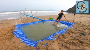 Даня и Диана делают бассейн в песке и играют в машинки игрушки в воде. МанкиТайм