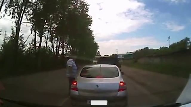 Пермь. Мужик на джипе избивает водителя Рено смотреть онлайн