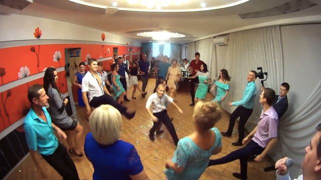 Очень высокий парень танцует канкан смотреть онлайн