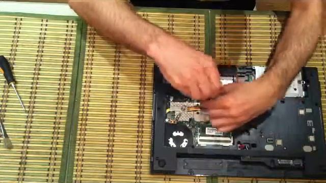 Чистка от пыли и замена термопасты ноутбука HP смотреть онлайн