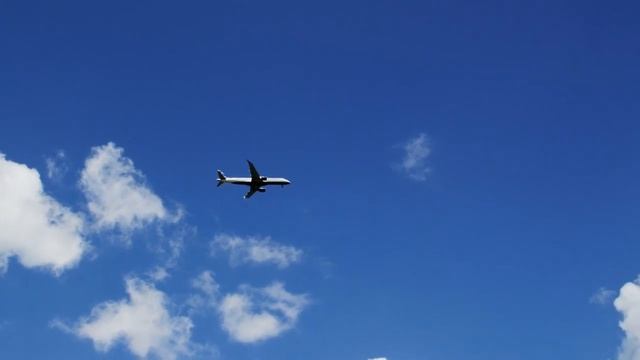 Летящий в небе самолёт смотреть онлайн