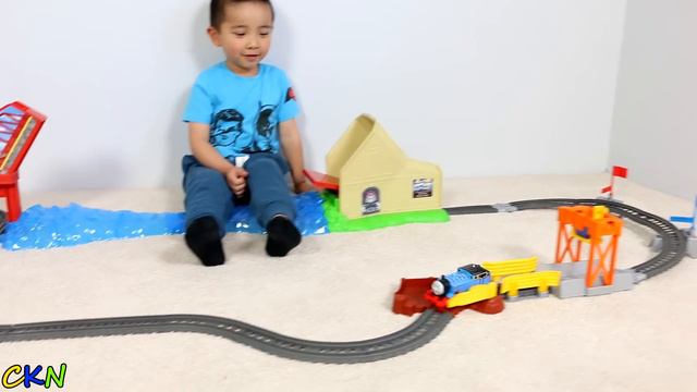 Playing With Thomas The Train Engine Huge Train Track Ckn Toys смотреть онлайн