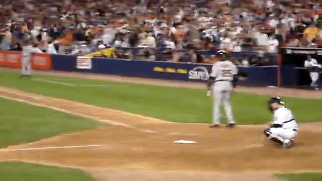 Barry Bonds Booed at Shea 5/29/07 (full at bat from 2nd row) смотреть онлайн