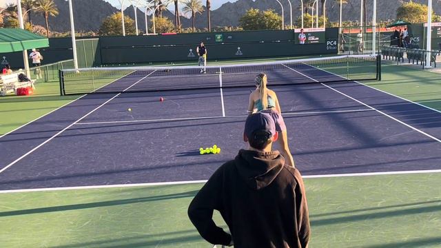 Alex de Minaur assists girlfriend Katie Boulter with on court training 2023 Indian Wells tennis смотреть онлайн