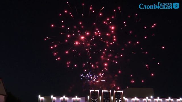 День Независимости. Слоним. Площадь. Песни, танцы, салют. смотреть онлайн
