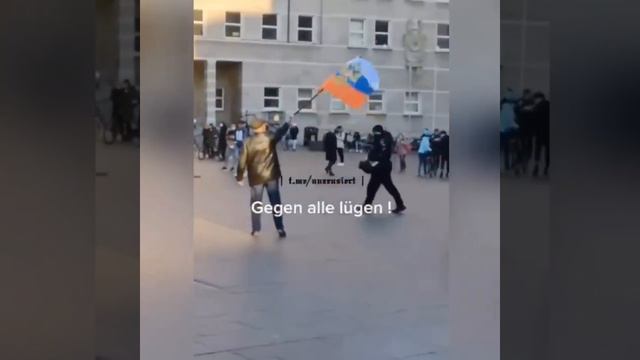 В Германии полиция защитила дедушку, развернувшего флаг России, от нападок агрессивных беженцев смотреть онлайн