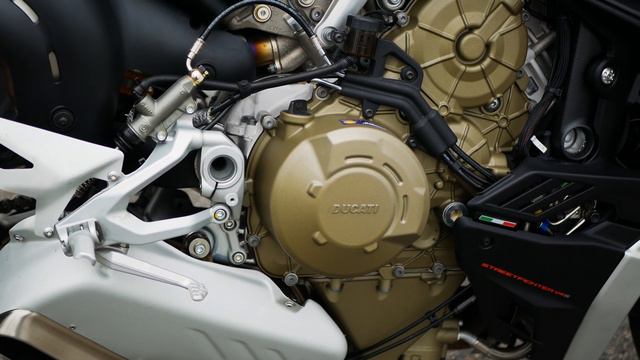 Ducati Streetfighter V4 S - Review - RideXdrive