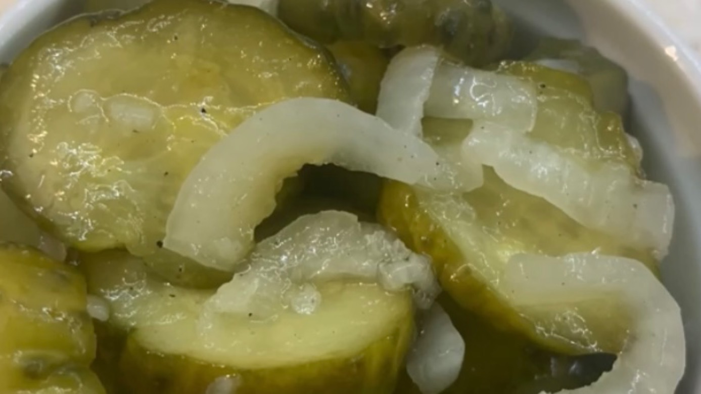 Огуречный салат с чёрным перцем смотреть онлайн