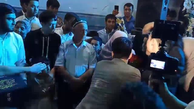 Menga oltin zar kerakmas, Baxtimga onam bo'lsa bas. смотреть онлайн
