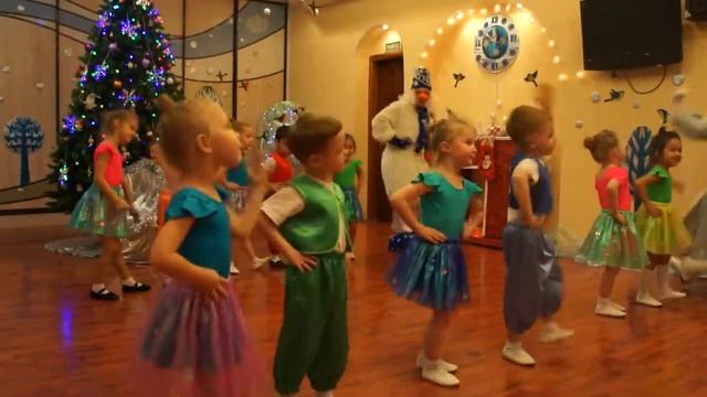 средняя группа танец Белые медведи смотреть онлайн
