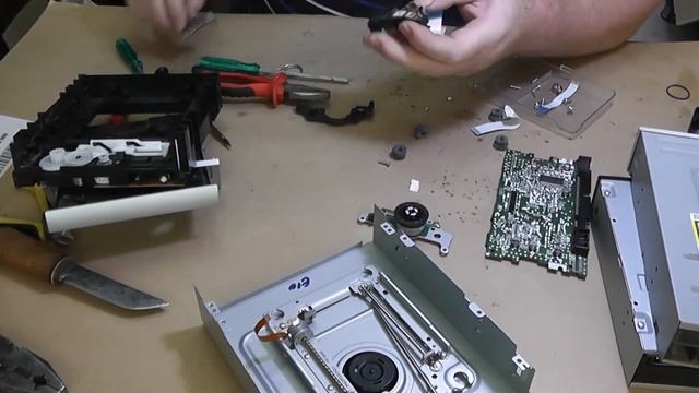 Разборка DVD привода от компьютера на металл. смотреть онлайн