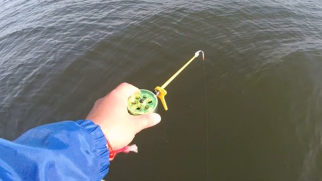 Первая МОРМЫШКА 2018 или ПЛОТВА и ОКУНЬ на закрытие сезона смотреть онлайн
