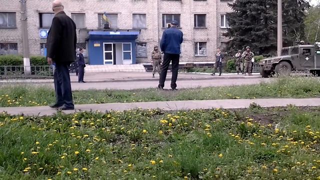 СОЛДАТЫ ОХРАНЯЮТ МИЛИЦИЮ ОТ НАРОДА смотреть онлайн