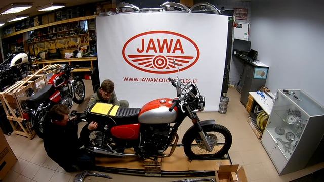 Unpacking a new JAWA 350 Scrambler motorcycle/ Распаковка нового мотоцикла Ява, серия 3 (5) смотреть онлайн