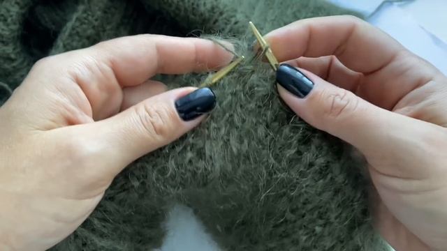 2 ЧАСТЬ Мастер-класс худи спицами полупатентной резинкой //Стильно и тепло?Проймы, горловина, плечи смотреть онлайн