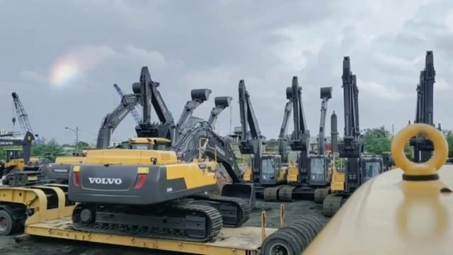 Excavator Volvo EC 480DL Loading In Truck