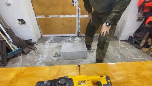 Аккумуляторный перфоратор DeWALT  обзор  DCH133, тест сверления бетона