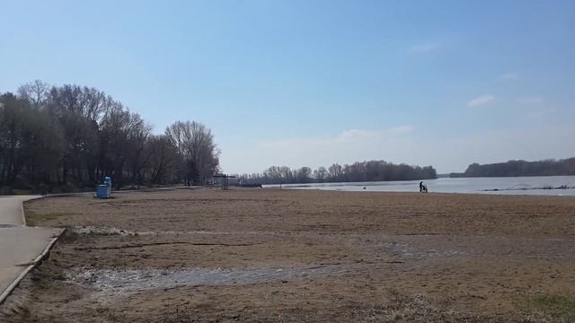 На набережной в начало весеннего разлива реки Иртыш в г. Павлодар смотреть онлайн