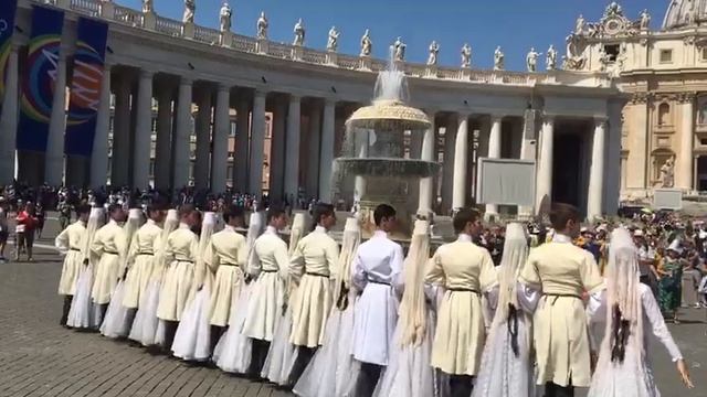 Ансамбль «Горец» покорил итальянцев танцем на площади в Ватикане смотреть онлайн