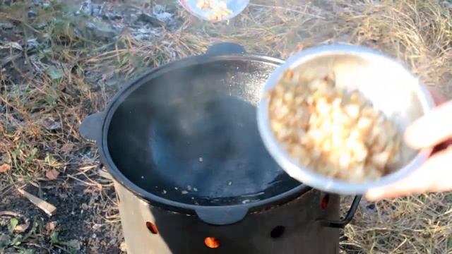 Макароны по Флотски в казане на костре! смотреть онлайн
