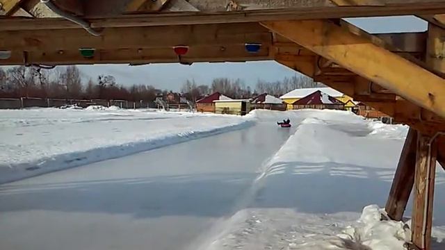 С горки на тюбингах в центре отдыха "Сосновка 13км". Хабаровск, январь 2016 смотреть онлайн