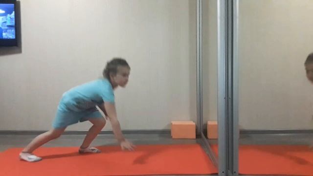 Упражнения для растяжки, собачка, коробочка, лягушка, звездочка, вытягивание ног. смотреть онлайн