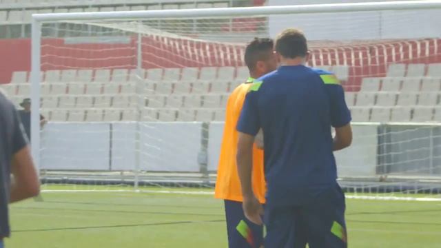 Dani Alves демонстрирует анбоксинг его новых бутс Nitrocharge Samba от adidas смотреть онлайн