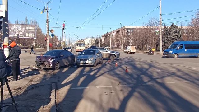 В Кривом Роге 2 Хюндай столкнулись на пр Металлургов смотреть онлайн