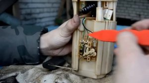 Hyundai Accent 2. Замена топливного фильтра грубой очистки (Сеточка в бензонасосе)