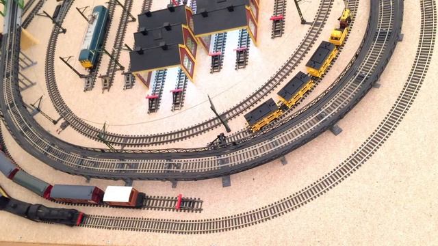 Hornby Railways R.857 Ivatt Class 2 locomotive with mixed traffic. смотреть онлайн