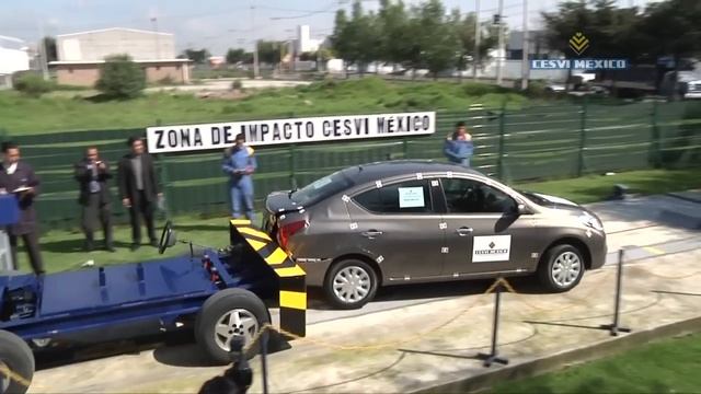 Low-Speed Crash Test 2012 Nissan Versa смотреть онлайн