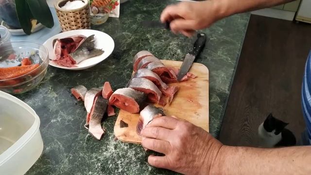 Разделка и засолка красной рыбы от Владимира смотреть онлайн