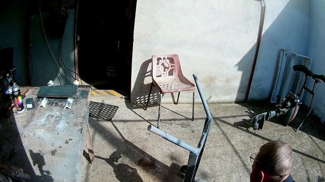 Тележка для хранения и обслуживания лодочного мотора.