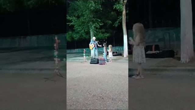 "Голубой вагон"поём на улице Евпатории... смотреть онлайн