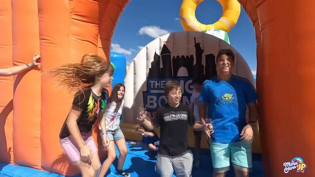 Maria Clara E JP Brincam No Maior Pula Pula Do Mundo!