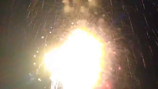 ПРАЗДНИЧНЫЙ САЛЮТ В АМЕРИКЕ - ДЕНЬ НЕЗАВИСИМОСТИ - ПРАЗДНИКИ В США смотреть онлайн