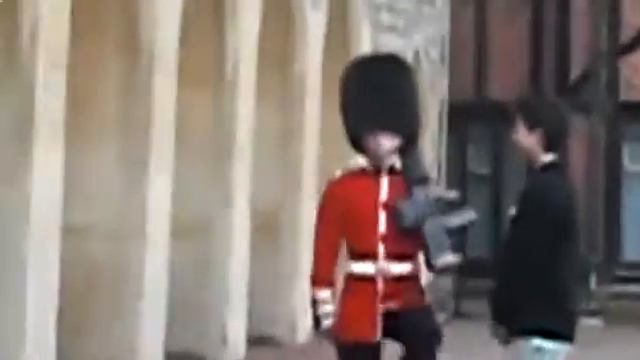 Охрана королевы / Why you don't harass the Queen Guard смотреть онлайн