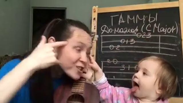 ЭКСПРЕСС-УРОК УКУЛЕЛЕ! КАК ЗАСТАВИТЬ БЕГАТЬ ВАШИ ПАЛЬЦЫ? смотреть онлайн
