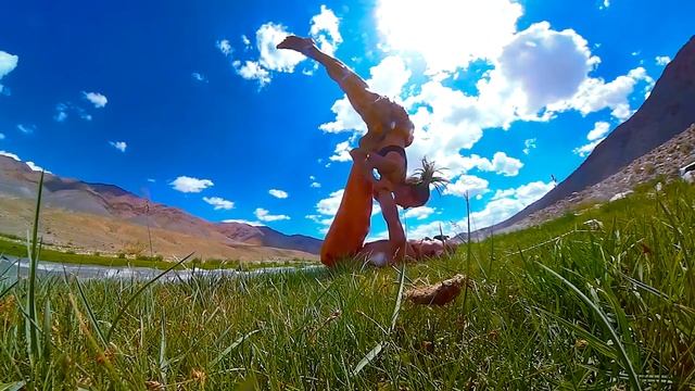 Йога с собой | Акро-йога на просторах Монголии смотреть онлайн