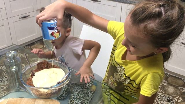 Простой рецепт шоколадной колбасы // сладости для детей смотреть онлайн