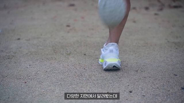 그저 그럴 줄 알고 무심코 신고 달려봤다가... 가히 역대급!? 출시 임박한 나이키 인피니티런4. (폭우 속 천막 아래 신발 리뷰라니...) смотреть онлайн