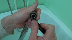 Течет или капает кран (смеситель) в ванной. Что делать и как починить. Ремонт своими руками.