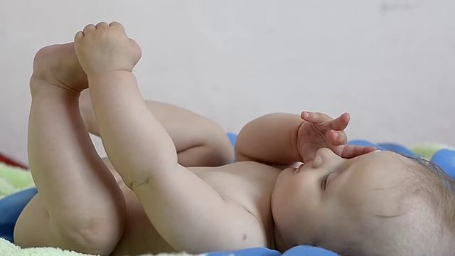 РЕБЕНОК СОСЕТ СВОИ НОГИ смотреть онлайн