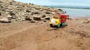 Машинки катаются на берегу реки