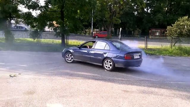 Honda Accord 1.8 136 km V-TEC lekkie palenie смотреть онлайн