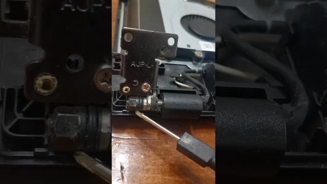 Что делать если Заклинил шарнир ноутбука. Ноутбук не открывается смотреть онлайн