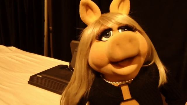 Miss Piggy tells all! смотреть онлайн